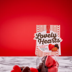 Lovely hearts chocolade met stukjes babbelaar en praline 100 gr
